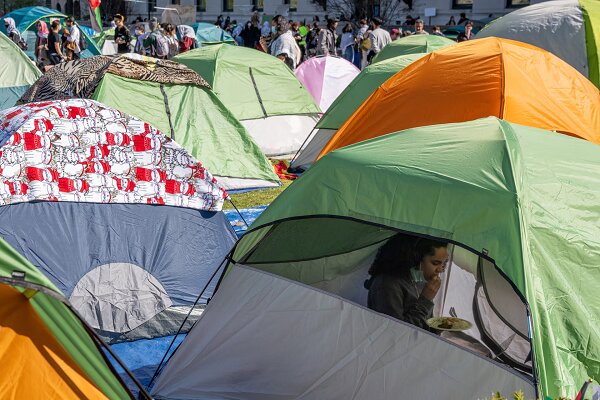 آزادی زیر دست و پای ماموران بایدن