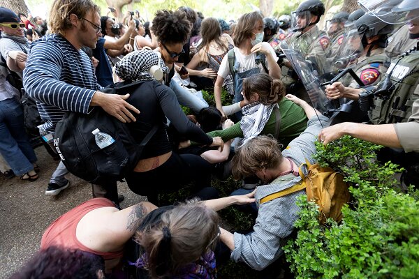 آزادی زیر دست و پای ماموران بایدن