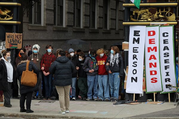 آزادی زیر دست و پای ماموران بایدن