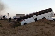 یک کشته و ۲۰ مصدوم بر اثر انحراف اتوبوس در جاده‌ قزوین