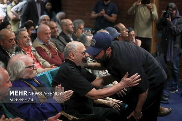 نوید محمد زاده در مراسم تقدیر از استادش + عکس