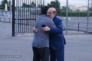 مالک جدید باشگاه استقلال در آغوش علیرضا دبیر + عکس
