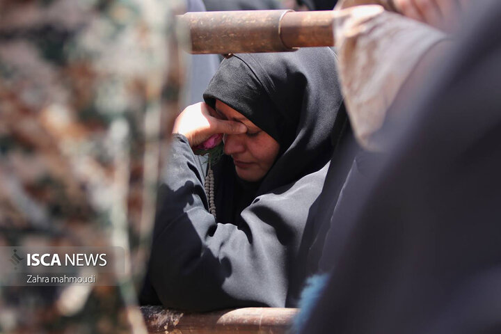 تدفین شهید گمنام ۱۸ ساله بر روی دستان مردمان اشکذر