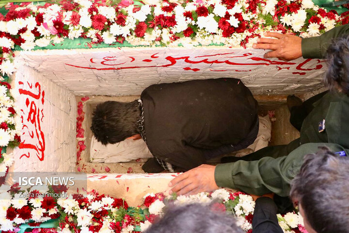 تدفین شهید گمنام ۱۸ ساله بر روی دستان مردمان اشکذر