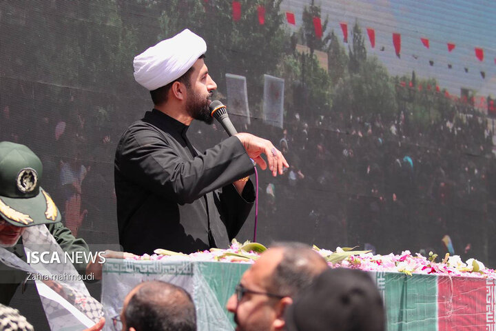 تدفین شهید گمنام ۱۸ ساله بر روی دستان مردمان اشکذر