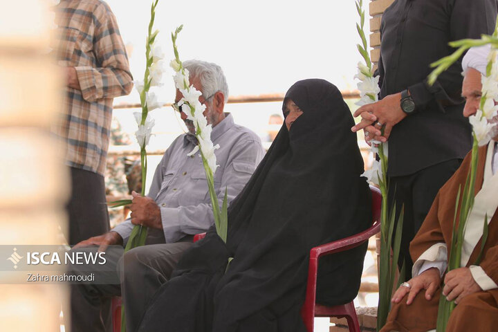 تدفین شهید گمنام ۱۸ ساله بر روی دستان مردمان اشکذر