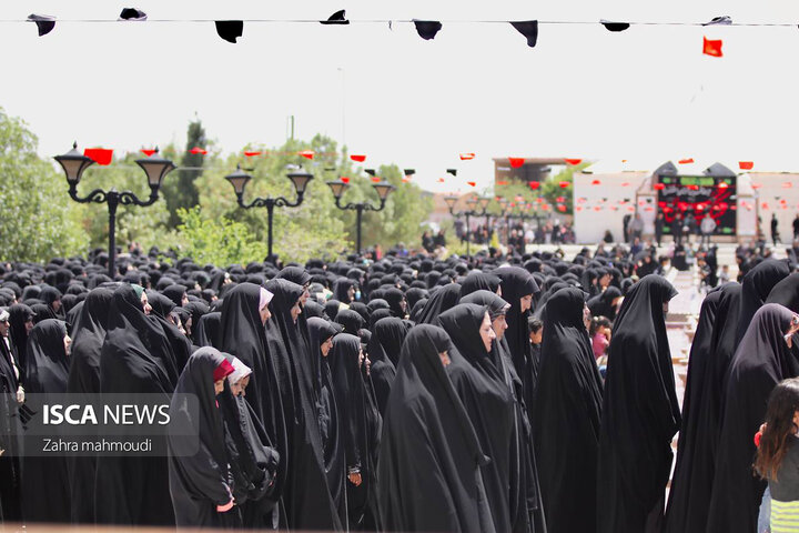 تدفین شهید گمنام ۱۸ ساله بر روی دستان مردمان اشکذر