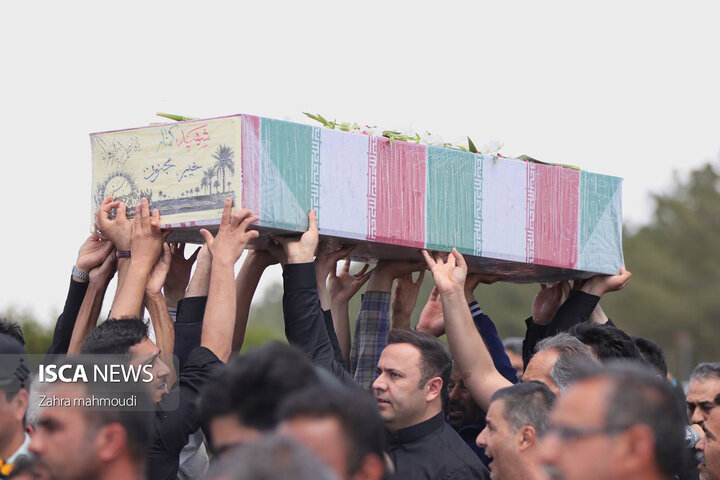 تدفین شهید گمنام ۱۸ ساله بر روی دستان مردمان اشکذر