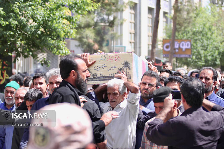 تدفین شهید گمنام ۱۸ ساله بر روی دستان مردمان اشکذر