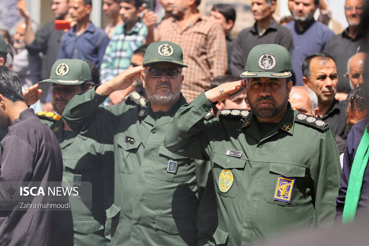 تدفین شهید گمنام ۱۸ ساله بر روی دستان مردمان اشکذر