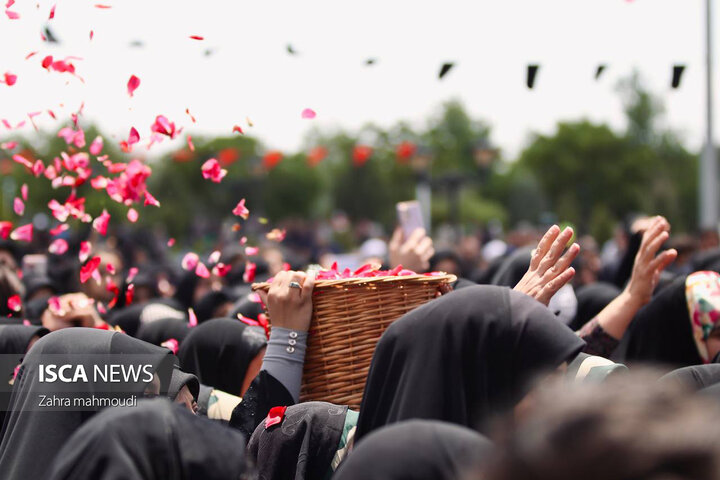 تدفین شهید گمنام ۱۸ ساله بر روی دستان مردمان اشکذر