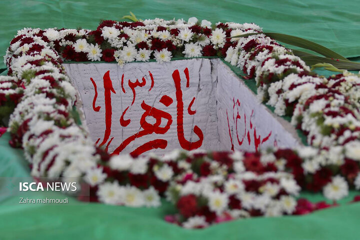 تدفین شهید گمنام ۱۸ ساله بر روی دستان مردمان اشکذر