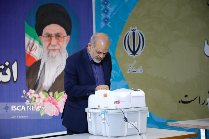 احمد وحیدی وزیر کشور در مرحله دوم انتخابات مجلس شورای اسلامی در وزارت کشور