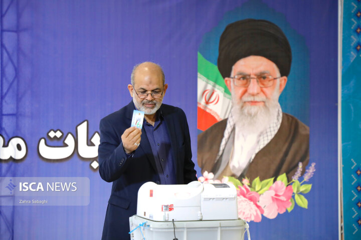 احمد وحیدی وزیر کشور در مرحله دوم انتخابات مجلس شورای اسلامی در وزارت کشور