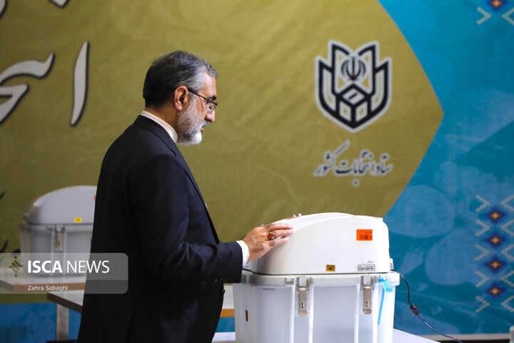 غلامحسین اسماعیلی رئیس دفتر رئیس جمهور در مرحله دوم انتخابات مجلس شورای اسلامی در وزارت کشور