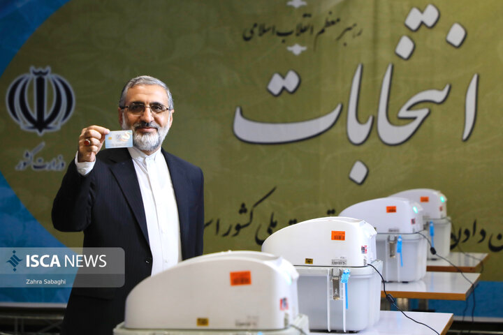 غلامحسین اسماعیلی رئیس دفتر رئیس جمهور در مرحله دوم انتخابات مجلس شورای اسلامی در وزارت کشور
