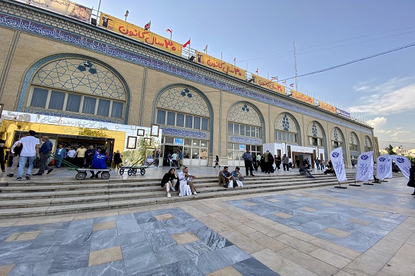 برخلاف وعده احمدوند، هیچ نمادی از فلسطین در نمایشگاه کتاب نیست/ نه نیمکت هست نه صندلی، لبه پلهها جایی برای استراحت مردم