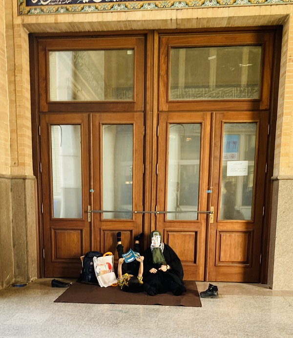 برخلاف وعده احمدوند، هیچ نمادی از فلسطین در نمایشگاه کتاب نیست/ نه نیمکت هست نه صندلی، لبه پلهها جایی برای استراحت مردم