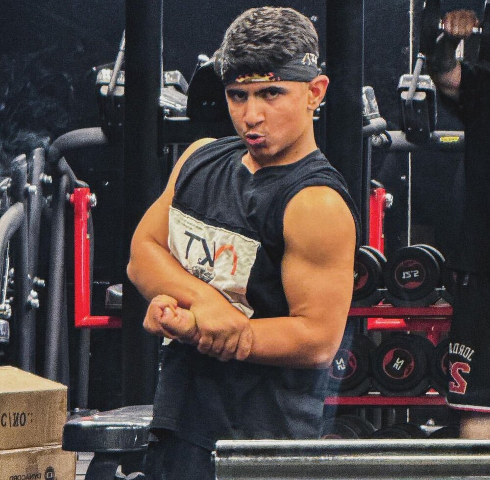 ژست جالب پسر هادی چوپان به سبک پدرش + عکس