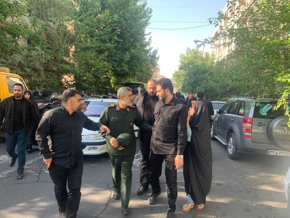 حضور شخصیتهای مختلف در مراسم تشییع شهدای خدمت + عکس