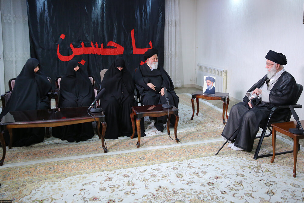 حضور رهبر انقلاب در منزل شهید رئیسی+ عکس