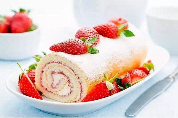 آموزش آشپزی/ طرز تهیه رولت توت فرنگی خامه‌ای به روش قنادی