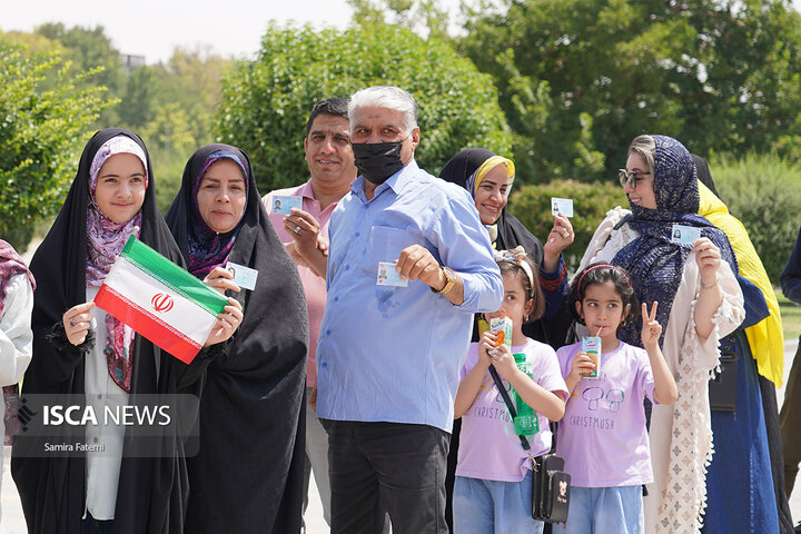 قاب‌هایی ماندگار از مشارکت 49 درصدی مردم اصفهان در انتخابات