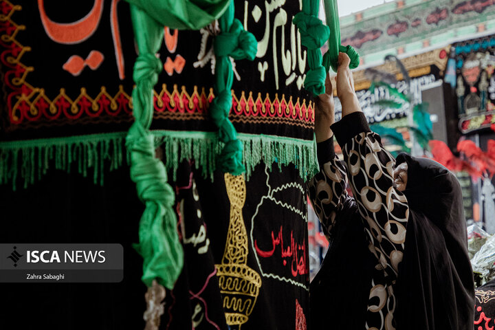 آئین نخل گردانی ظهر عاشورا در تکیه چال دولاب