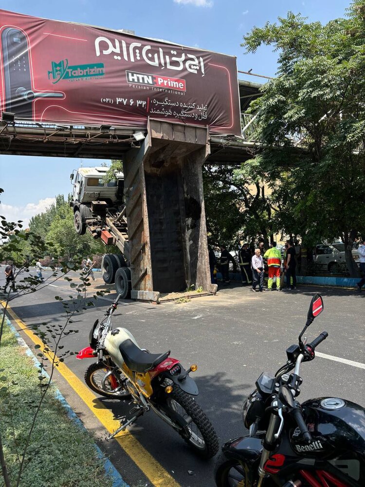گیر کردن عجیب کامیون به پل عابر پیاده + عکس