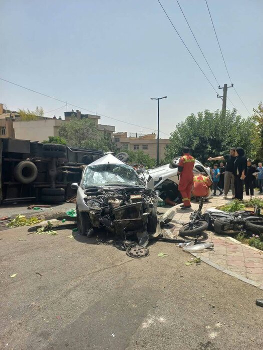تصادف شدید یک کامیونت با ۱۱ دستگاه خودروی سواری در سعادت آباد + عکس
