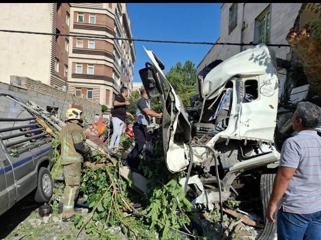 تصادف زنجیرهای تریلی با ٨ خودرو/ ۵ مصدوم و یک کشته