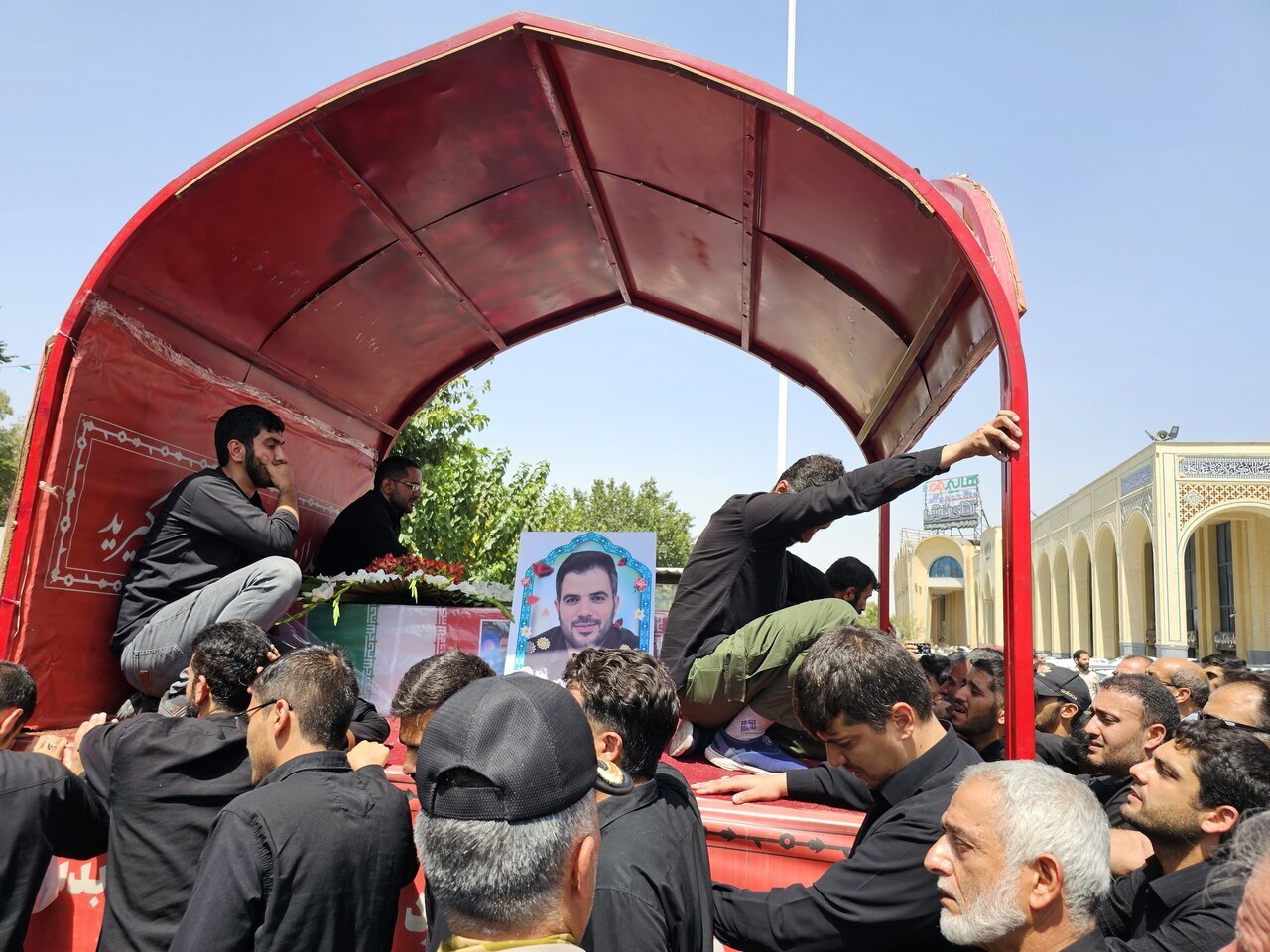 پیکر سرهنگ شهید احمدرضا افشاری در گلزار شهدای اصفهان آرام گرفت