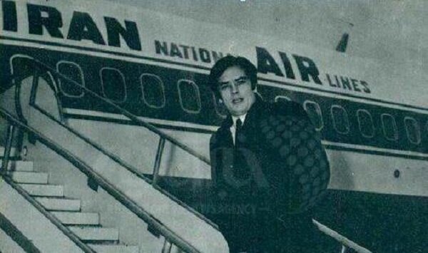 ژست جالب آلن دلون در فرودگاه تهران + عکس