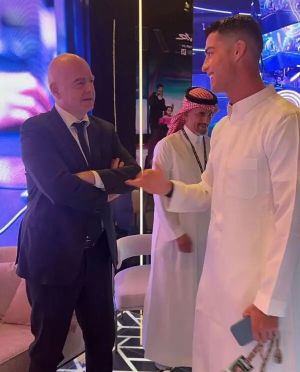 رونالدو با لباس عربی در کنار بن سلمان + عکس