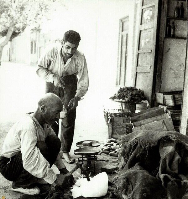 مرد یخفروش در دهه ۳۰ شمسی + عکس