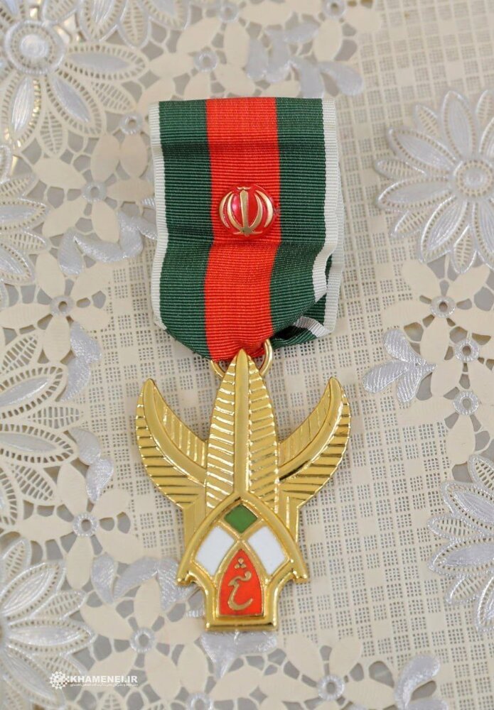 اعطای نشان فتح به سردار حاجیزاده توسط فرمانده کل قوا