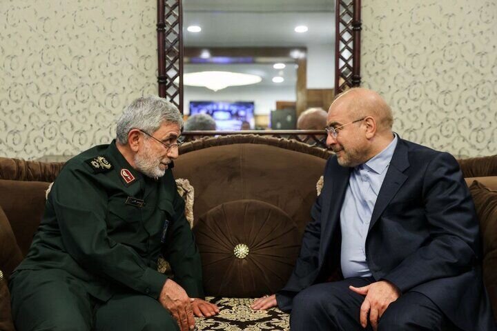 ایستاده در موقعیت غیرقابل پیشبینی قاآنی