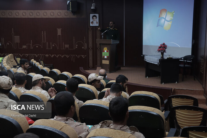 بازدید سربازان وظیفه از موزه دفاع مقدس یزد