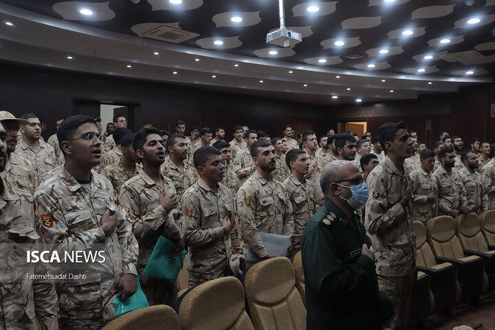 بازدید سربازان وظیفه از موزه دفاع مقدس یزد