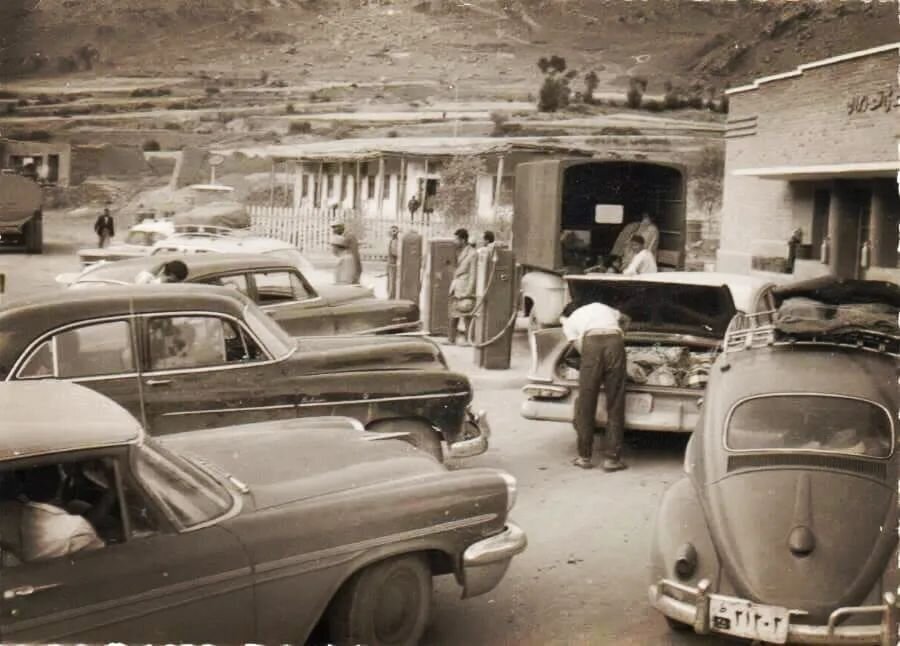 پمپ بنزین ۶۶ سال پیش در جاده چالوس + عکس