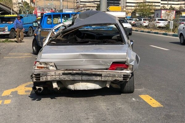 علت تصادف کامیون با ۱۴ خودرو مشخص شد