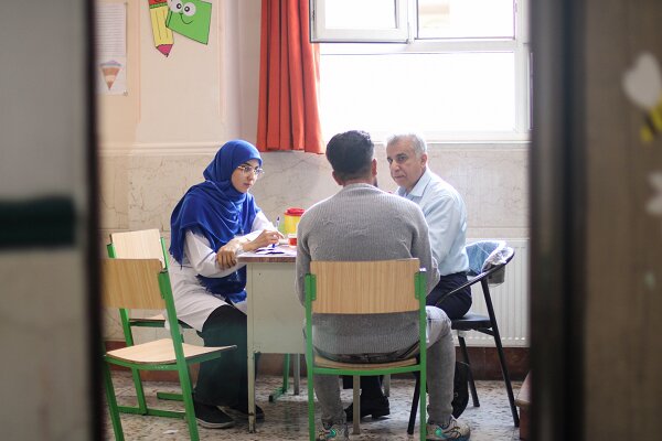 حضور جهادگران دانشگاه علوم پزشکی آزاد اسلامی تهران در چهاردانگه/ بهرهمندی ۴۰۰ نفر از خدمات پزشکی و دندانپزشکی