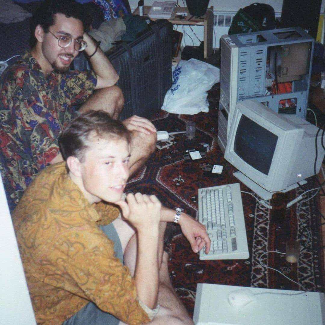 ایلان ماسک نشسته بر روی فرش ایرانی با نقش لری + عکس