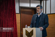 معلم نورافکنی است که راه را به دانش‌آموزان نشان می‌دهد