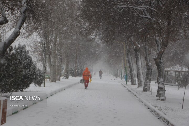 کرمانشاه برای بارش‌های هفته جاری آماده‌باش است/ پاشش ۸۰ هزار لیتر محلول ضدیخ در سطح شهر