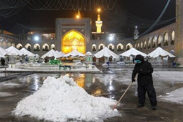 برف‌روبی پشت بام حرم امام رضا (ع) توسط خادمان + فیلم