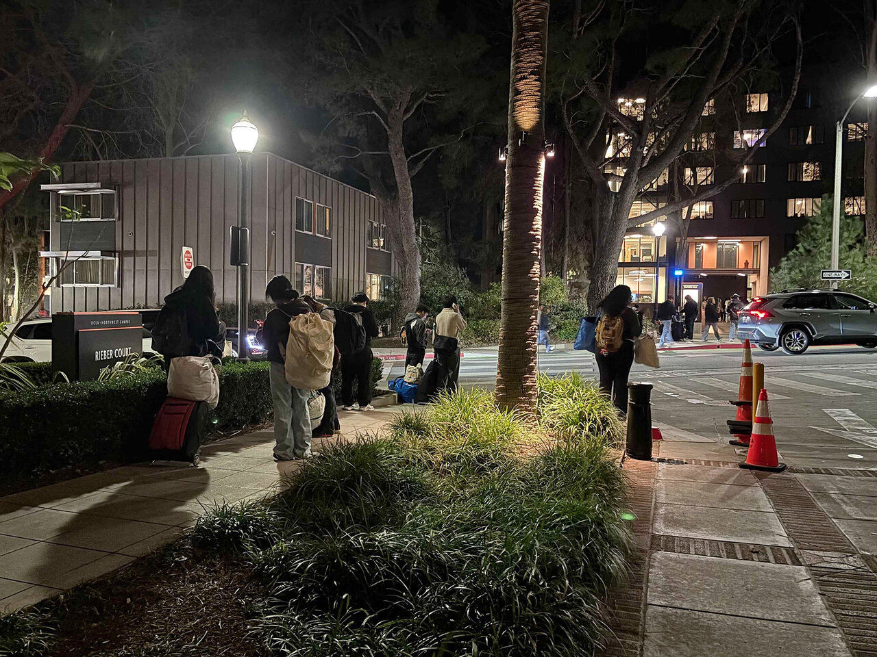 آتشسوزی لس آنجلس ۱۳۰۰ مدرسه را به تعطیلی کشاند/ ۵۰۰ هزار دانشآموز تحت تاثیر تبعات تعطیل شدن آموزش