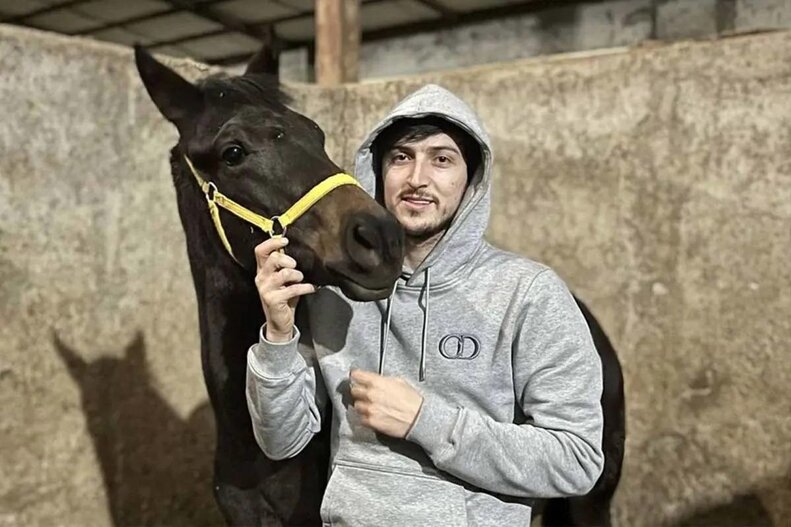 هدیه چند میلیارد تومانی شیخ اماراتی به سردار آزمون + عکس