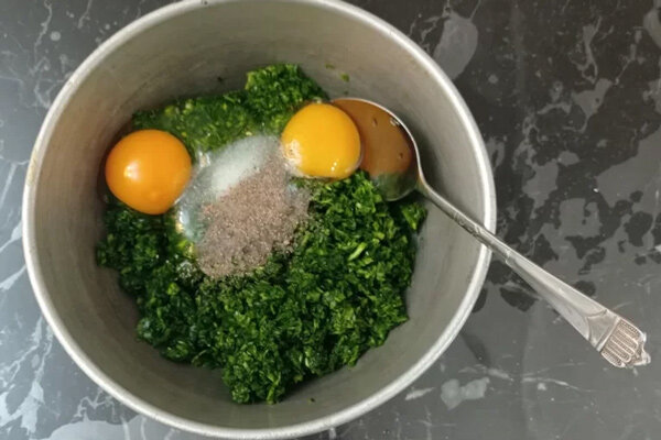 آموزش آشپزی / طرز تهیه کوکو سبزی رولی با پنیر گودا + عکس مراحل