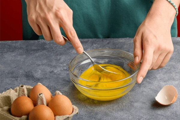 آموزش آشپزی / طرز تهیه کوکو سبزی رولی با پنیر گودا + عکس مراحل